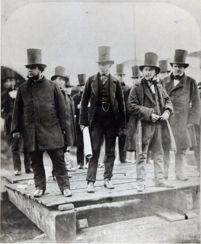 (Da sinistra a destra) John Scott Russell, Henry Wakefield, Isambard Kingdom Brunel e Lord Derby al varo della SS Great Eastern da English Photographer