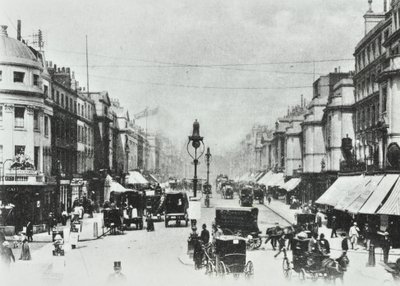 252-260 Regent Street: vista nord verso Oxford Circus, 1890 da English Photographer