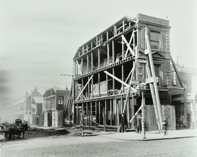85 Stoke Newington Road: angolo tra Stoke Newington Road e Prince George Road, 1897 da English Photographer