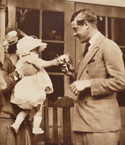 Un bambino consegna un bouquet a Re Edoardo VIII al centro del villaggio di Enham, 1926 da English Photographer