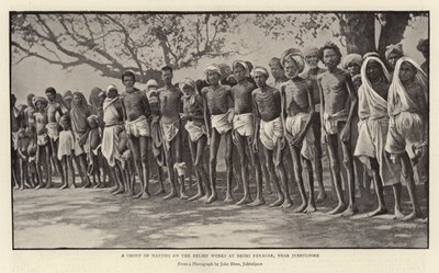 Un gruppo di nativi nei lavori di soccorso a Deori Panagar, vicino a Jubbulpore da English Photographer