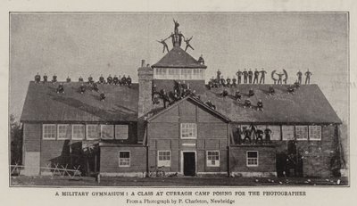 Una palestra militare, una classe al campo di Curragh che posa per il fotografo da English Photographer