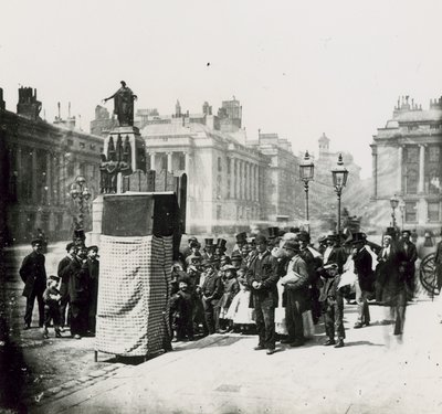 Una folla si raduna per guardare uno spettacolo di burattini a Londra da English Photographer