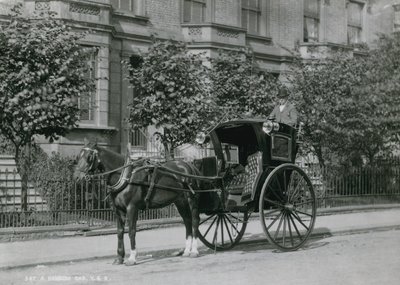 Un conducente seduto sulla sua carrozza Hansom da English Photographer
