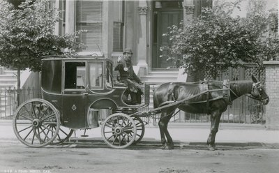 Una carrozza a quattro ruote da English Photographer