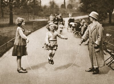 Una ragazza che salta a Hyde Park o Kensington Gardens, da Wonderful London, pubblicato 1926-27 da English Photographer