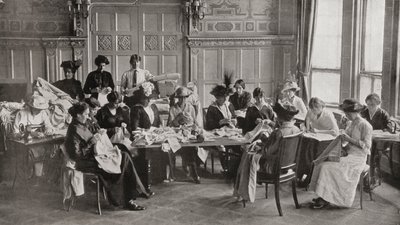 Un incontro di cucito della Croce Rossa femminile al Claridge