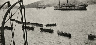 Una forza di sbarco che lascia i trasporti per la riva durante la Campagna di Gallipoli, da 
