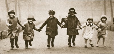 Una fila di bambini ben vestiti che corrono a Hyde Park, da Wonderful London, pubblicato 1926-27 da English Photographer