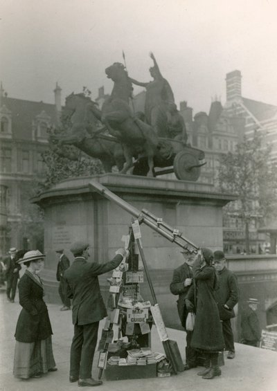 Un uomo che vende vedute attraverso un telescopio da English Photographer