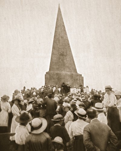 Un vecchio costume pittoresco a St. Ives: il Vecchio Cento al John Knill Obelisk, da The Illustrated War News, 2 agosto 1916 da English Photographer