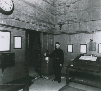 Una guardia carceraria sta vicino a una porta nella Sala d