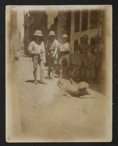 Un prigioniero sotto guardia armata al giardino di Ram Bagh, da Vedute di Amritsar, incluso il seguito delle rivolte da English Photographer