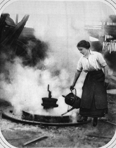 Un aiuto pronto in tempo di guerra: Miss Edith Hawley che raffredda una ruota da English Photographer