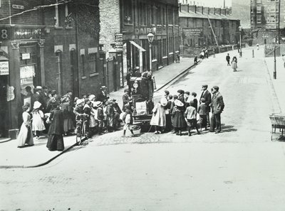 Un organista di strada a Putney, Londra, 1886 da English Photographer
