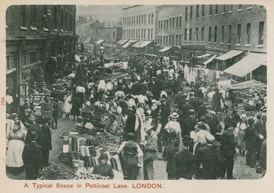 Una scena tipica in Petticoat Lane, Londra da English Photographer