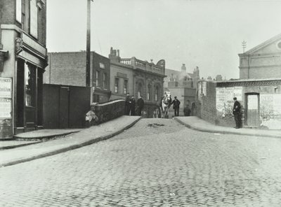 Un cavallo bianco percorre Rhodeswell Road verso Old Victory Bridge, 1895 da English Photographer
