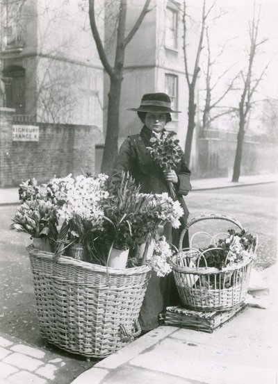 Una venditrice di fiori da English Photographer