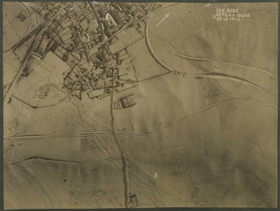 Fotografia aerea con trincee della Prima Guerra Mondiale, 1917 da English Photographer