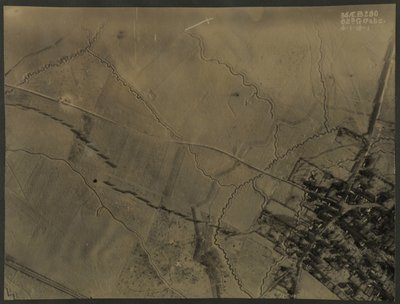 Fotografia aerea con trincee della Prima Guerra Mondiale, 1918 da English Photographer