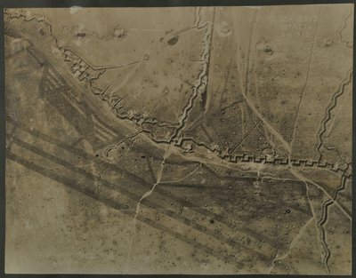 Fotografia aerea con trincee della Prima Guerra Mondiale, 1918 da English Photographer