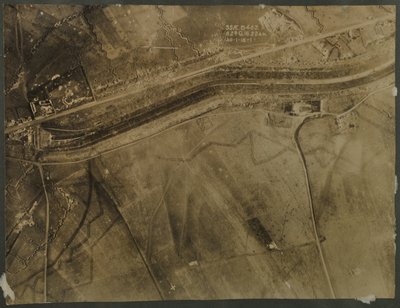 Fotografia aerea con trincee della Prima Guerra Mondiale, 1918 da English Photographer