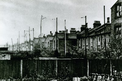 Antenne nei giardini suburbani, 1925 da English Photographer