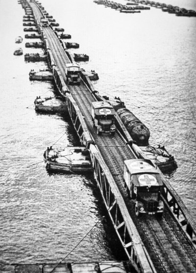 Ambulanze delle forze di sbarco alleate che utilizzano un molo Mulberry del porto artificiale Mulberry che era stato trainato attraverso il canale, 6 giugno 1944 da English Photographer