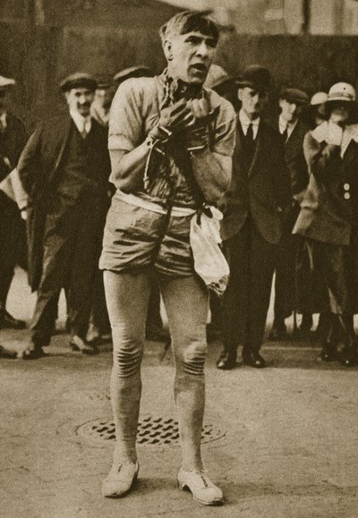 Un attore vestito da Houdini fuori dalla porta di un teatro da English Photographer