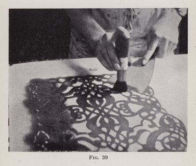 Applicazione di Stencil su Superfici (foto b/n) da English Photographer