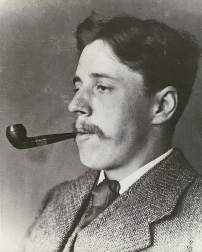 Arnold Bennett che fuma una pipa, ritratto da English Photographer