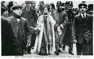 Arresto di Mrs Emmeline Pankhurst in Victoria Street, 13 febbraio 1908 da English Photographer