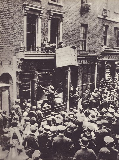 Attacco a un negozio tedesco a Londra, c.1914 da English Photographer