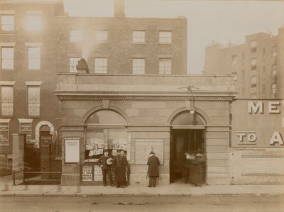 Stazione ferroviaria di Baker Street, ingresso est, Marylebone Road, Londra da English Photographer