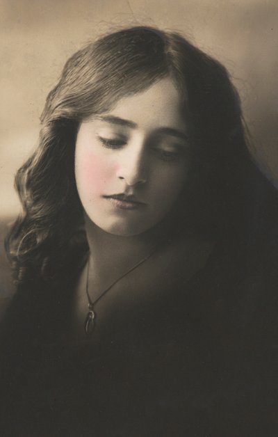 Bella ragazza, con lunghi capelli scuri, con medaglione al collo (foto) da English Photographer