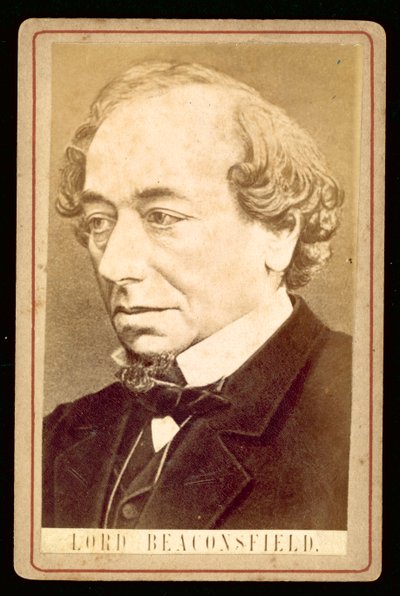 Benjamin Disraeli, Lord Beaconsfield, ritratto (foto b/n) da English Photographer