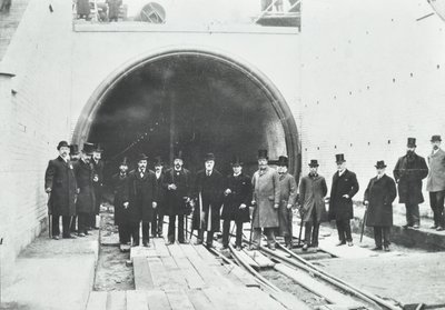 Tunnel di Blackwall: ispezione della parte subacquea da parte di dignitari, 1895 da English Photographer