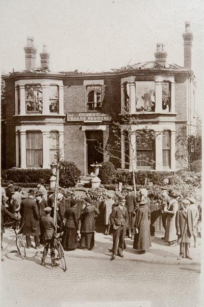 Pensione su Cromwell Road danneggiata in un raid di Zeppelin su Southend, Essex da English Photographer