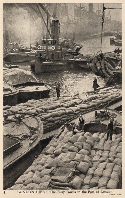 Barche e chiatte nei movimentati moli del porto di Londra da English Photographer