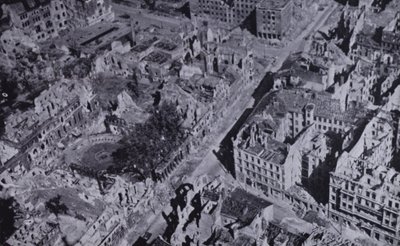 Rovine bombardate di Berlino, Germania, Seconda Guerra Mondiale da English Photographer