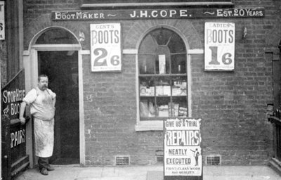 Calzolaio J. H. Cope, fine XIX secolo da English Photographer