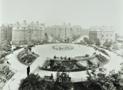 Boundary Estate: Arnold Circus, vista dei giardini pubblici e degli appartamenti, Londra da English Photographer
