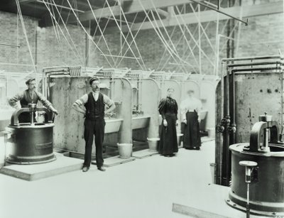 Boundary Street: interno della lavanderia, persone che lavorano con macchinari, Londra, 1897 da English Photographer