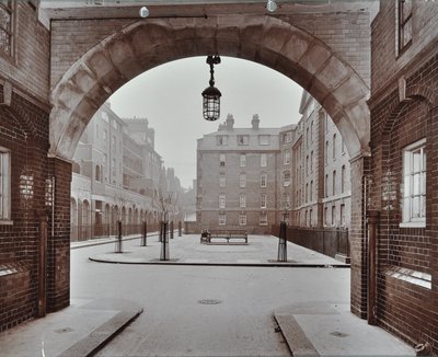 Bourne Estate: Kirkeby Buildings, Londra da English Photographer