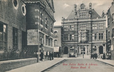 Bagni Pubblici e Biblioteca di Bow, Roman Road, Londra da English Photographer