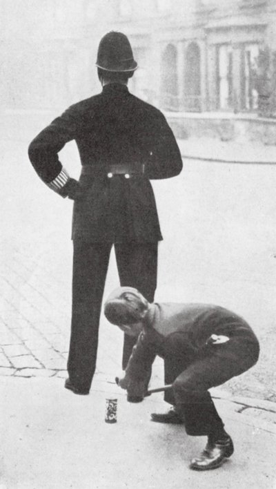 Ragazzo che fa uno scherzo a un poliziotto da English Photographer