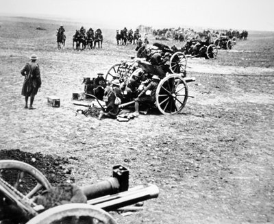 Cannoni da campo britannici da 18 libbre in azione sul fronte occidentale da English Photographer