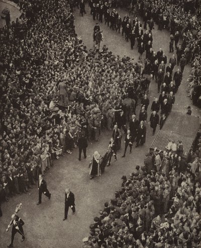 Il Primo Ministro britannico Winston Churchill e il suo gabinetto camminano verso la Chiesa di St Margaret, Westminster, per un servizio di ringraziamento per la liberazione dalla minaccia di invasione della Germania nazista, 8 maggio 1945 da English Photographer
