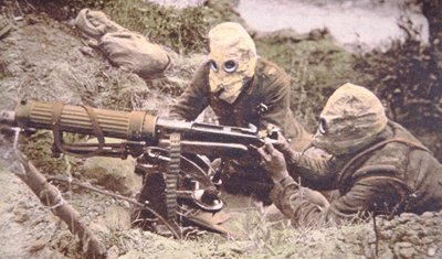 Equipaggio di mitragliatrice Vickers britannica sulla Somme, con elmetti come protezione contro il gas fosgene tedesco da English Photographer