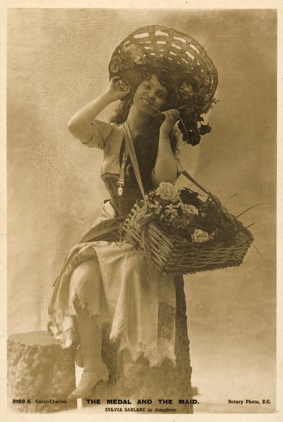 Attrice britannica Sylvia Sablanc come Josephine in The Medal and the Maid da English Photographer